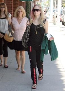 Avril Lavigne feet photo thumbnail