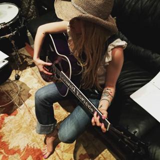 Avril Lavigne feet photo thumbnail