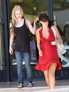 Avril Lavigne feet photo thumbnail
