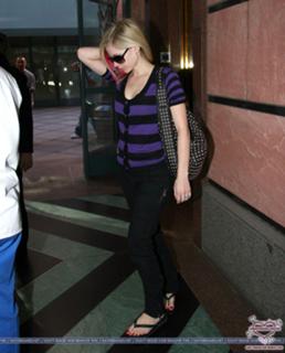 Avril Lavigne feet photo thumbnail