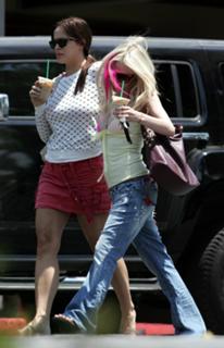 Avril Lavigne feet photo thumbnail