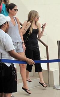 Avril Lavigne feet photo thumbnail