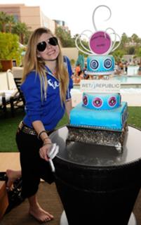 Avril Lavigne feet photo thumbnail