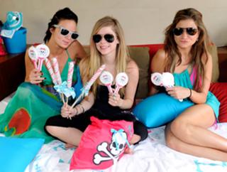 Avril Lavigne feet photo thumbnail
