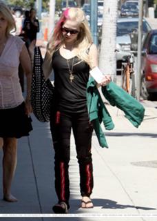 Avril Lavigne feet photo thumbnail