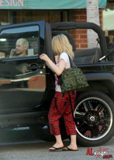 Avril Lavigne feet photo thumbnail