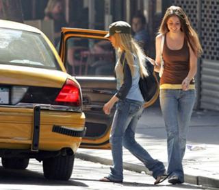 Avril Lavigne feet photo thumbnail