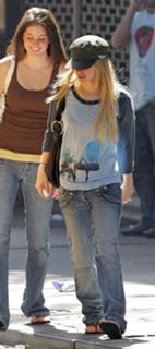 Avril Lavigne feet photo thumbnail