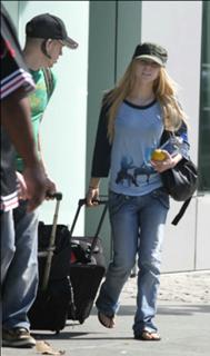 Avril Lavigne feet photo thumbnail