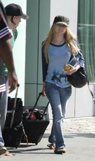 Avril Lavigne feet photo thumbnail