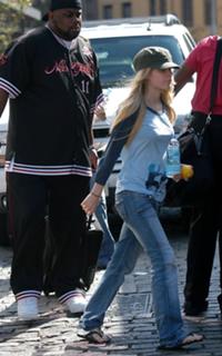Avril Lavigne feet photo thumbnail