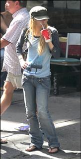 Avril Lavigne feet photo thumbnail
