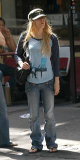 Avril Lavigne feet photo thumbnail