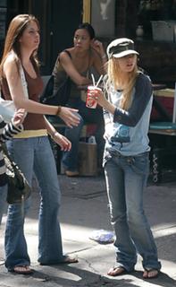 Avril Lavigne feet photo thumbnail