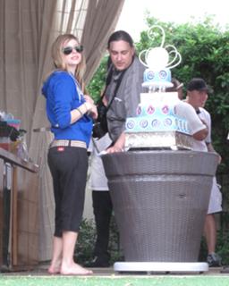 Avril Lavigne feet photo thumbnail