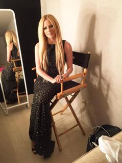 Avril Lavigne feet photo thumbnail