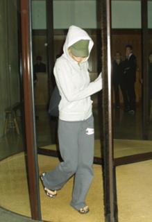 Avril Lavigne feet photo thumbnail