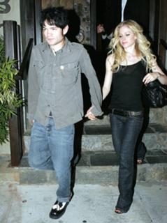 Avril Lavigne feet photo thumbnail
