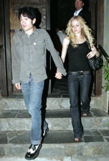 Avril Lavigne feet photo thumbnail