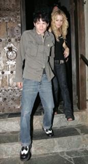 Avril Lavigne feet photo thumbnail