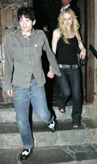 Avril Lavigne feet photo thumbnail