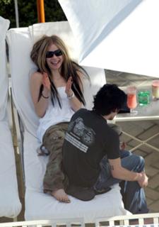 Avril Lavigne feet photo thumbnail