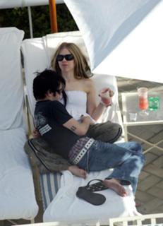 Avril Lavigne feet photo thumbnail