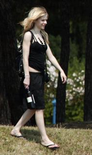 Avril Lavigne feet photo thumbnail