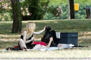Avril Lavigne feet photo thumbnail