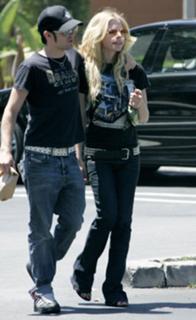 Avril Lavigne feet photo thumbnail