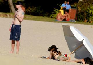 Avril Lavigne feet photo thumbnail