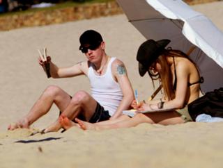 Avril Lavigne feet photo thumbnail