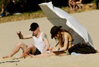 Avril Lavigne feet photo thumbnail