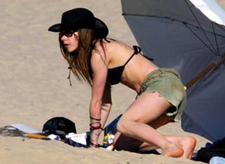 Avril Lavigne feet photo thumbnail
