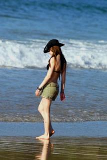 Avril Lavigne feet photo thumbnail