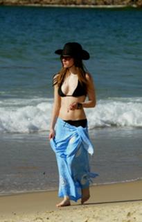 Avril Lavigne feet photo thumbnail