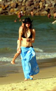 Avril Lavigne feet photo thumbnail