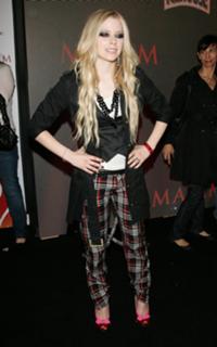 Avril Lavigne feet photo thumbnail