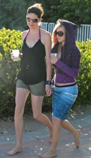 Avril Lavigne feet photo thumbnail