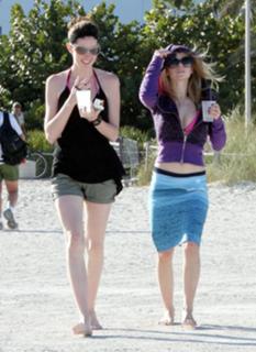 Avril Lavigne feet photo thumbnail