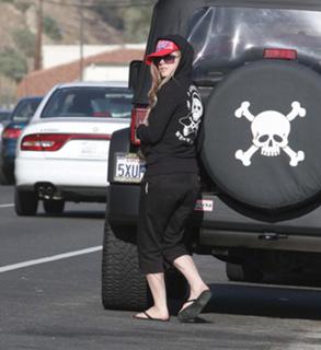Avril Lavigne feet photo thumbnail