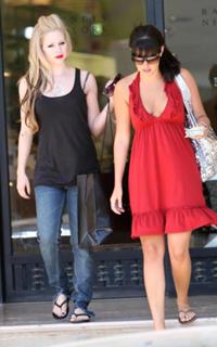 Avril Lavigne feet photo thumbnail
