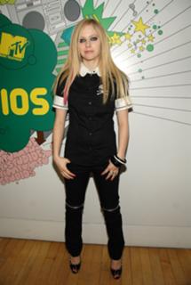 Avril Lavigne feet photo thumbnail