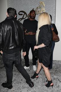 Avril Lavigne feet photo thumbnail
