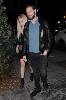 Avril Lavigne feet photo thumbnail