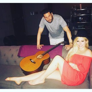 Avril Lavigne feet photo thumbnail
