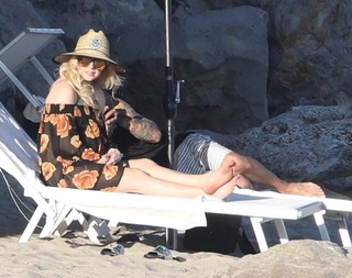 Avril Lavigne feet photo thumbnail