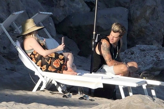 Avril Lavigne feet photo thumbnail