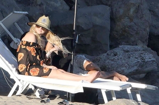 Avril Lavigne feet photo thumbnail