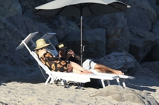 Avril Lavigne feet photo thumbnail